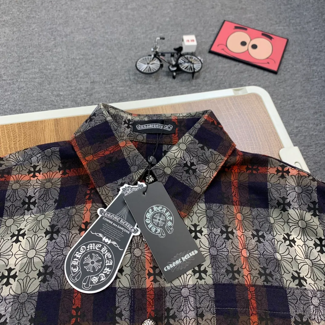 P220 Style No. G733 Chrome Hearts classic cashew flower cross all-over printed jacquard long-sleeved top casual shirt for couples 1️⃣Customized original jacquard fabric, high-quality pure cotton jacquard plaid fabric, soft and comfortable to the touch, a very high-quality fabric! 2️⃣The details of the workmanship are perfectly controlled. The lining is made of vest hemming, and the cuffs are made of double cross leather labels. It is different from the ordinary version. The collar is also designed with interlining, which shows high-end fashion and personality. The style is fashionable, simple and elegant, and it is a very versatile jacket! 4⃣️Complete accessories, all customized with original versions! Same style for men and women Color: Purple Red Size: S M L XL